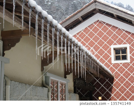 Icicles lined up on the eaves 135741149