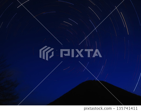 黎明時的星軌和榛名富士山（afp2・20260121044857） 135741411