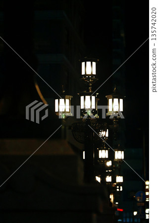 復古街燈照亮廣島的夜景 復古街燈照亮廣島的夜景 135742020