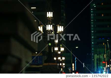 復古街燈照亮廣島的夜景 復古街燈照亮廣島的夜景 135742022