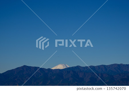 十二月的富士山白雪皚皚，天空晴朗。 135742070