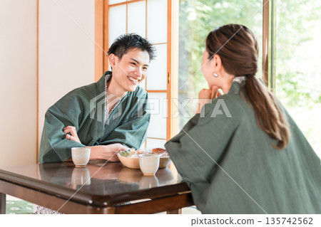 一對穿著浴衣的夫婦在日式旅館的花園景觀房間喝茶 135742562