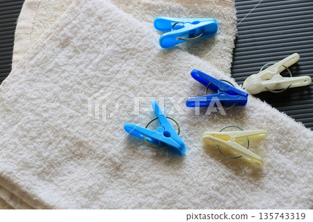 衣夾和折好的毛巾 135743319