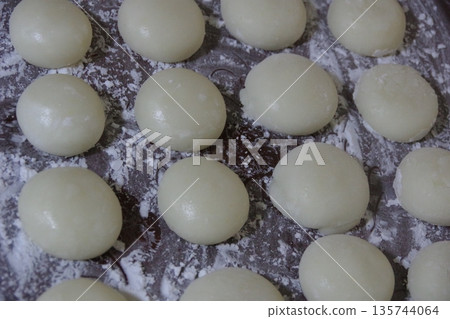 Mochifuri mochi 135744064