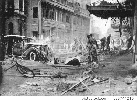 1937年的老照片，攝於第二次中日戰爭期間的上海，照片顯示國泰航空酒店被炸毀。 135744216