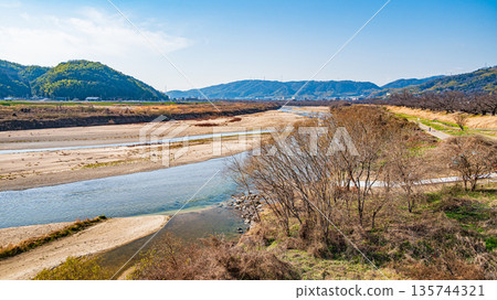 京都府八幡市木津川的冬季景色 京都府八幡市木津川的冬季景色 135744321