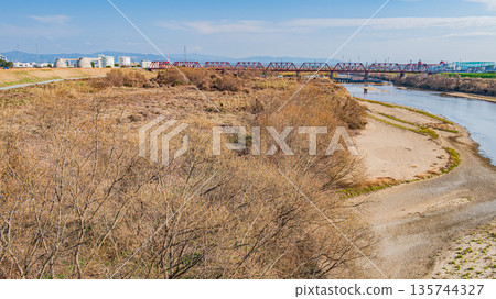 Winter scenery of the Kizugawa River, Yawata City, Kyoto Prefecture 135744327