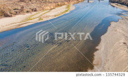 The beautiful flow of the Kizu River, Yawata City, Kyoto Prefecture 135744329