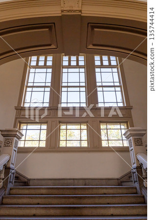 從原京都府政府大樓(日本最古老的政府建築,建於明治時代)一樓抬頭望向正門樓梯。重要文化財產 從原京都府政府大樓(日本最古老的政府建築,建於明治時代)一樓抬頭望向正門樓梯。重要文化財產 135744414