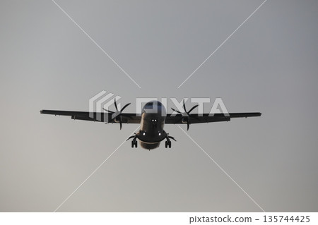 一架飛機 135744425