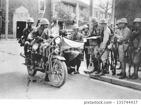1937年的老照片:中日戰爭期間,日軍在上海策劃作戰行動 1937年的老照片:中日戰爭期間,日軍在上海策劃作戰行動 135744437