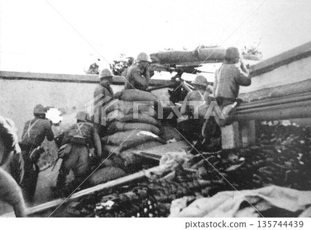 1937年中日戰爭期間,日本軍隊在上海戰場上的老照片 1937年中日戰爭期間,日本軍隊在上海戰場上的老照片 135744439