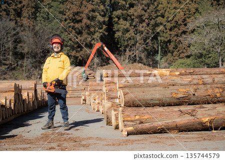 林業工人手持電鋸，展現初級產業形象，面帶微笑，看向鏡頭，全身照 135744579