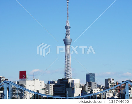 從隅田川大橋上可以看到晴空塔和藍天。 135744690
