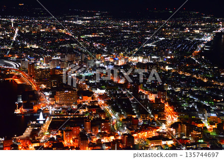 從函館山眺望函館市夜景 從函館山眺望函館市夜景 135744697
