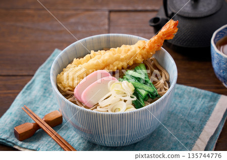 熱騰騰的天婦羅蕎麥麵配炸蝦天婦羅和魚板 135744776