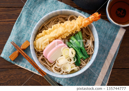 熱騰騰的天婦羅蕎麥麵配炸蝦天婦羅和魚板 熱騰騰的天婦羅蕎麥麵配炸蝦天婦羅和魚板 135744777