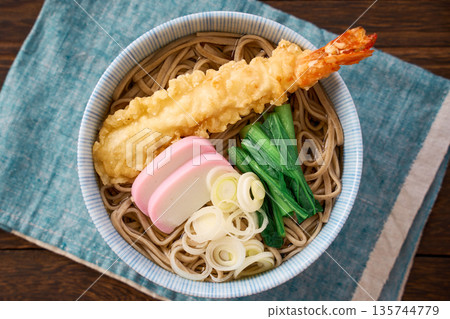 熱騰騰的天婦羅蕎麥麵配炸蝦天婦羅和魚板 熱騰騰的天婦羅蕎麥麵配炸蝦天婦羅和魚板 135744779