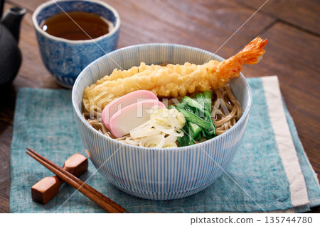 熱騰騰的天婦羅蕎麥麵配炸蝦天婦羅和魚板 熱騰騰的天婦羅蕎麥麵配炸蝦天婦羅和魚板 135744780