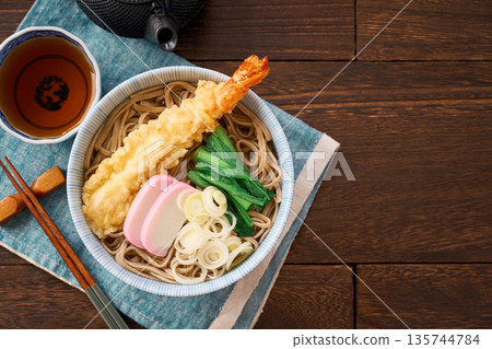 熱騰騰的天婦羅蕎麥麵配炸蝦天婦羅和魚板 135744784