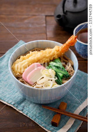 熱騰騰的天婦羅蕎麥麵配炸蝦天婦羅和魚板 135744789
