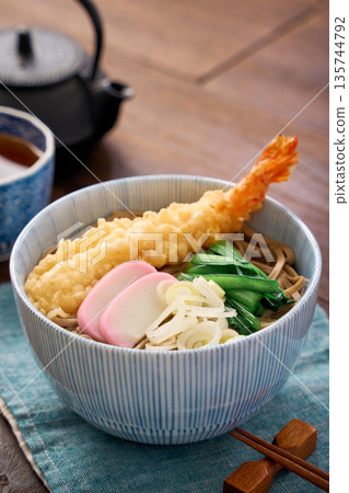 熱騰騰的天婦羅蕎麥麵配炸蝦天婦羅和魚板 135744792