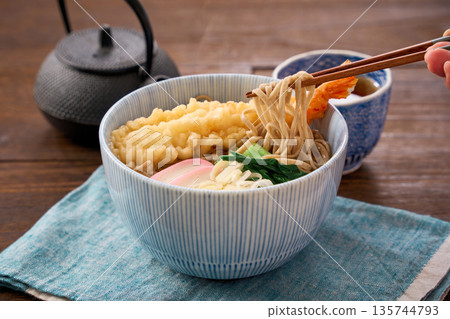 Warm tempura soba noodles with shrimp tempura and kamaboko 135744793