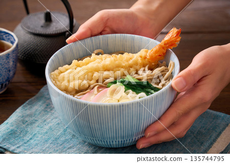 Warm tempura soba noodles with shrimp tempura and kamaboko Warm tempura soba noodles with shrimp tempura and kamaboko 135744795