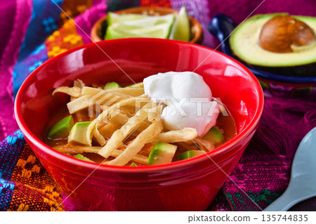 Sopa de Tortilla (Sopa Azteca)(墨西哥菜) Sopa de Tortilla (Sopa Azteca)(墨西哥菜) 135744835