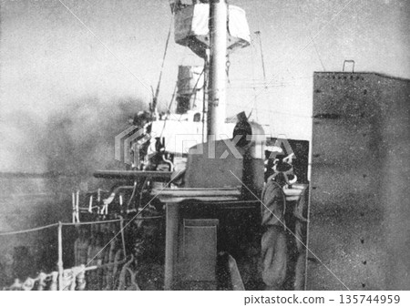 1937 年第二次中日戰爭期間在上海拍攝的老照片，照片顯示海軍砲火支援日軍登陸敵軍陣地。 135744959