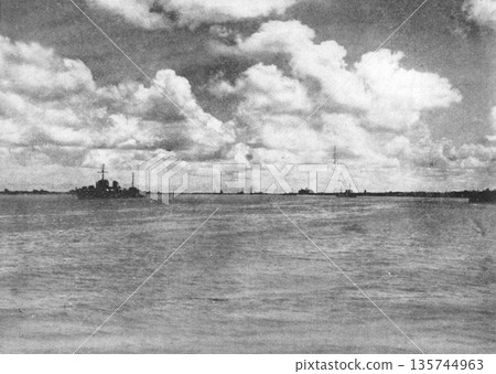 這張攝於1937年上海的老照片,正值第二次中日戰爭期間,照片中可以看到一支日本海軍艦隊沿著長江航行。 這張攝於1937年上海的老照片,正值第二次中日戰爭期間,照片中可以看到一支日本海軍艦隊沿著長江航行。 135744963