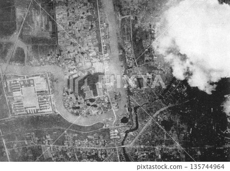 1937年抗日戰爭期間南京的老照片。日軍空襲後,南京一家火藥工廠燃起大火。 1937年抗日戰爭期間南京的老照片。日軍空襲後,南京一家火藥工廠燃起大火。 135744964