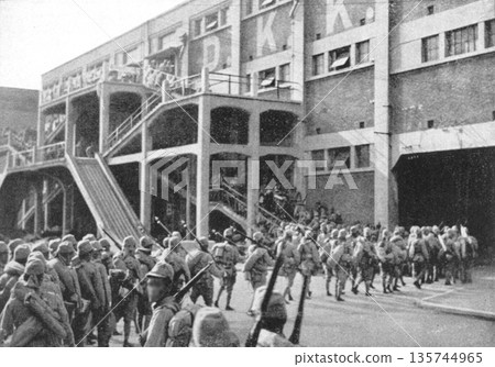 這張攝於1937年的老照片，展現了中日戰爭期間日軍在上海碼頭登陸的情景。 135744965