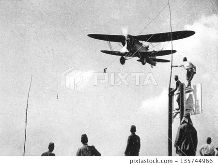 老照片：1937年，中日戰爭期間的上海，一架日軍飛機攜帶報告管 135744966