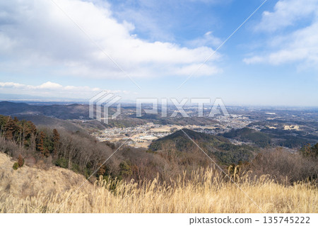 從弓立山(埼玉縣比企郡時川町)的觀景台上看到的景色 從弓立山(埼玉縣比企郡時川町)的觀景台上看到的景色 135745222
