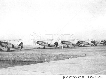1937年拍攝於中日戰爭期間的上海老照片,照片顯示日本轟炸機正飛往南京。 1937年拍攝於中日戰爭期間的上海老照片,照片顯示日本轟炸機正飛往南京。 135745246