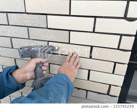 Adhesion using a vibrating tool Adhesion using a vibrating tool 135745259