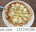 Margherita pizza 135745286