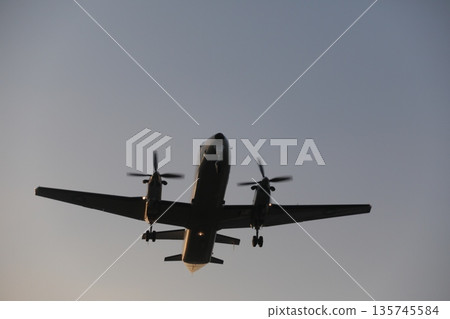 一架飛機 135745584