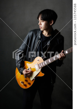 年輕男音樂家現場表演 135745588