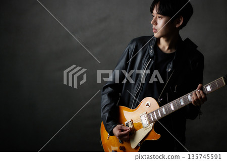 年輕男音樂家現場表演 135745591