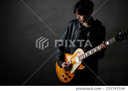 年輕男音樂家現場表演 135745594