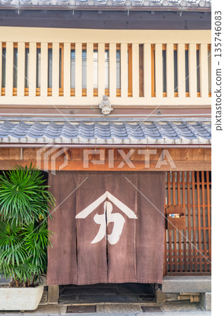 京都生布專賣店,深花本店(一家擁有150年歷史的京都生布專賣店,生布是京都料理的重要食材)。京都的地下水造就了獨特的飲食文化。 京都生布專賣店,深花本店(一家擁有150年歷史的京都生布專賣店,生布是京都料理的重要食材)。京都的地下水造就了獨特的飲食文化。 135746083