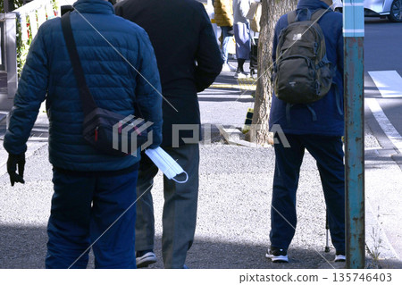 日本橫濱的城市景觀，手臂上戴著面具……一個老化的社會，有著拄著拐杖的老人（戴著面具），也有戴著手臂面具的老人……彷彿被詛咒纏身…… 135746403