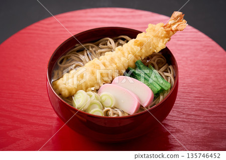 Warm tempura soba noodles with shrimp tempura and kamaboko Warm tempura soba noodles with shrimp tempura and kamaboko 135746452