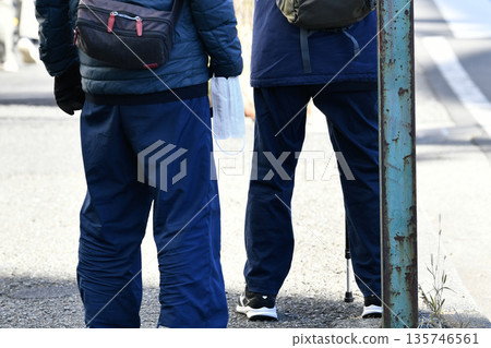 Yokohama cityscape in Japan, arm masks... Aging society, elderly men with canes (masked) and elderly men with arm masks... Caught in the middle of a curse... Yokohama cityscape in Japan, arm masks... Aging society, elderly men with canes (masked) and elderly men with arm masks... Caught in the middle of a curse... 135746561