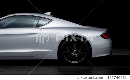 人工智慧圖像：一輛汽車在黑色背景下部分可見 135746681