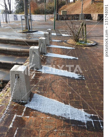 陰涼處的積雪：一種由太陽光照射引起的可見自然現象 135748091