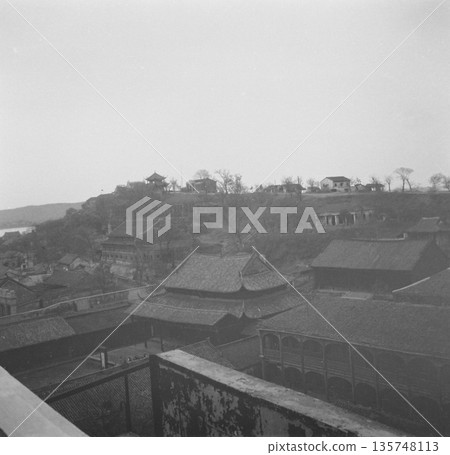 一張攝於1940年的老照片,展現了中華民國武漢三鎮在抗日戰爭期間的街景。 一張攝於1940年的老照片,展現了中華民國武漢三鎮在抗日戰爭期間的街景。 135748113