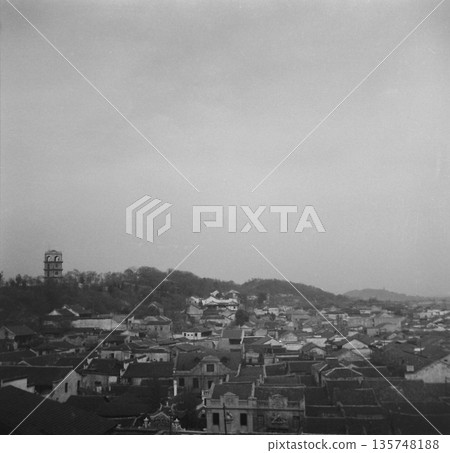 一張攝於1940年的老照片,展現了中華民國武漢三鎮在抗日戰爭期間的街景。 一張攝於1940年的老照片,展現了中華民國武漢三鎮在抗日戰爭期間的街景。 135748188